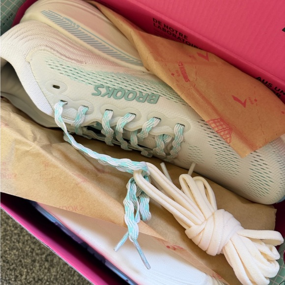 Brooks Adrenaline GTS 25 "Empower Her" Running Shoes - Picture 4 of 5